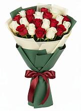 Букет Микс из красных и белых роз в Дубках Дагестан