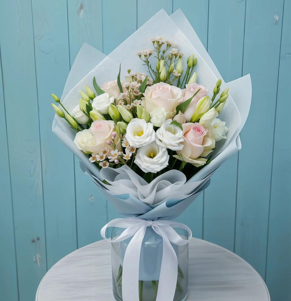 Букет цветов из: Розы и Лизиантусы в Дубках Дагестан