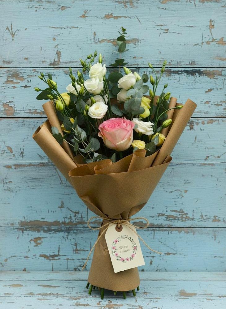 Букет цветов из: Розы и Лизиантусы в Дубках Дагестан