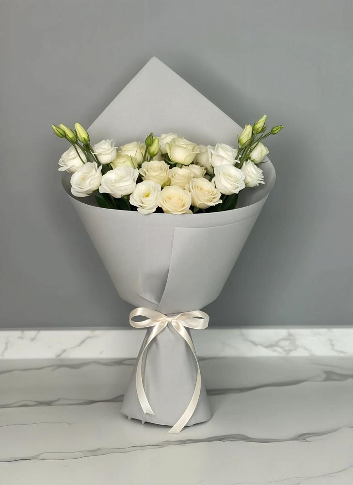 Букет цветов из: Розы и Лизиантусы в Дубках Дагестан