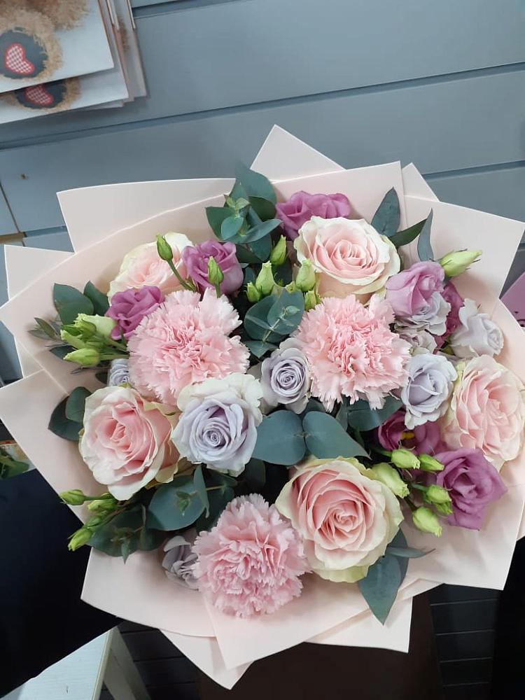 Букет цветов из: Розы, Гвоздики и Лизиантусы в Дубках Дагестан